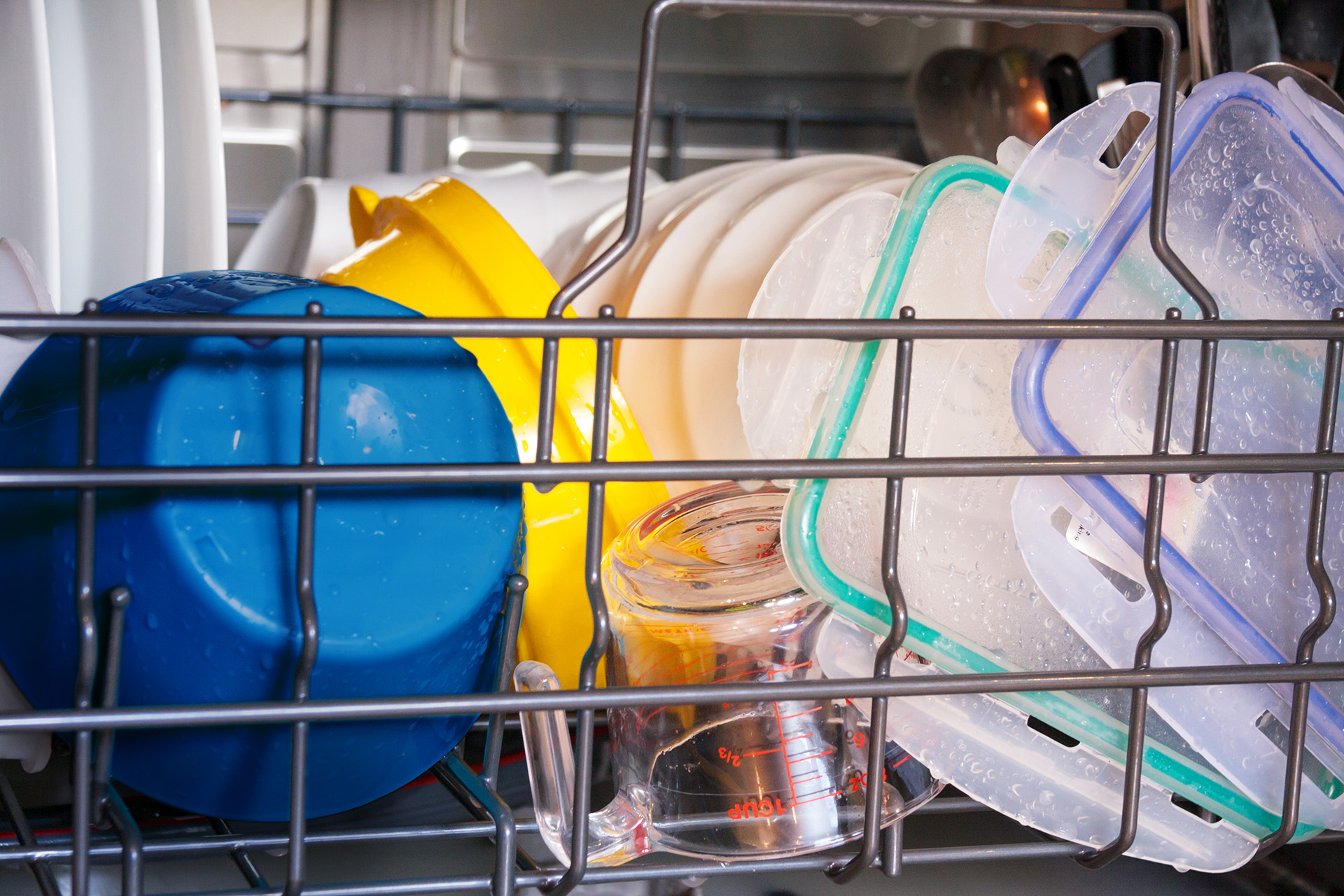 Cómo debes limpiar tu lavavajillas por dentro y por fuera